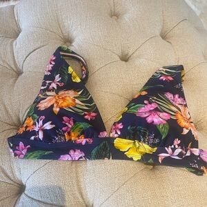 Floral triangle bikini top, new, only tried on, size m.